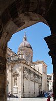 La ville close de Dubrovnik en Croatie. Quartier de la Cathédrale. Porte place drzic. Cliquer pour agrandir l'image.