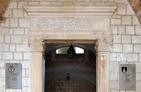La ville close de Dubrovnik en Croatie. Quartier des Dominicains. Entrée du couvent des Dominicains. Cliquer pour agrandir l'image.