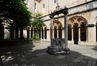 La ville close de Dubrovnik en Croatie. Quartier des Dominicains. Puits du cloître du couvent des Dominicains à Dubrovnik. Cliquer pour agrandir l'image.