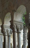 La ville close de Dubrovnik en Croatie. Quartier des Franciscains. Chapiteaux du cloître roman. Cliquer pour agrandir l'image.