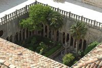 La ville close de Dubrovnik en Croatie. Quartier des Franciscains. Terrasse du cloître roman. Cliquer pour agrandir l'image.