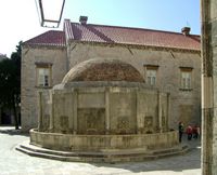 La ville close de Dubrovnik en Croatie. Quartier des Franciscains. Fontaine d'onofrio et couvent Sainte-Claire. Cliquer pour agrandir l'image.