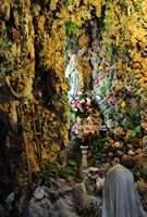 Grotte von Notre Dame von Lourdes. Klicken, um das Bild zu vergrößern.