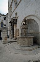 La ville close de Dubrovnik en Croatie. Quartier de la Loge. Petite fontaine d'Onofrio. Cliquer pour agrandir l'image.