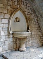 La ville close de Dubrovnik en Croatie. Quartier de la Loge. Palais du recteur, fontaine. Cliquer pour agrandir l'image.