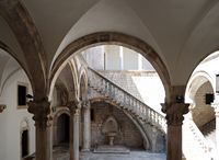La ville close de Dubrovnik en Croatie. Quartier de la Loge. Atrium du Palais du Recteur. Cliquer pour agrandir l'image.
