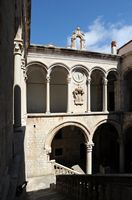 La ville close de Dubrovnik en Croatie. Quartier de la Loge. Escalier, palais recteur. Cliquer pour agrandir l'image.