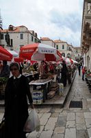La ville close de Dubrovnik en Croatie. Quartier sud. Marché, place Gundulic. Cliquer pour agrandir l'image.