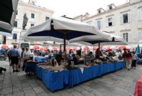 La ville close de Dubrovnik en Croatie. Quartier sud. Marché, place Gundulic. Cliquer pour agrandir l'image.