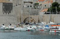 Les fortifications de Dubrovnik en Croatie. Fortifications de l'est. Porte de Ploce vue de la mer. Cliquer pour agrandir l'image.