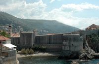Les fortifications de Dubrovnik en Croatie. Fortifications maritimes. La tour Puncijela et le Fort Bokar. Cliquer pour agrandir l'image.