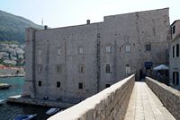 Les fortifications de Dubrovnik en Croatie. Fortifications maritimes. Entrée du Musée maritime. Cliquer pour agrandir l'image.