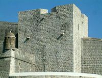 Les fortifications de Dubrovnik en Croatie. Fortifications de l'ouest. Tour Saint-François. Cliquer pour agrandir l'image.