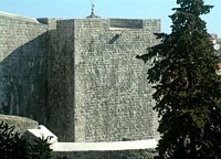 Les fortifications de Dubrovnik en Croatie. Fortifications de l'ouest. Tour du coin d'en haut. Cliquer pour agrandir l'image.