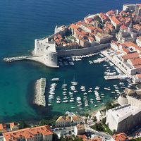 Les fortifications de Dubrovnik en Croatie. Le port. Vieux port vu depuis ravelin. Cliquer pour agrandir l'image.