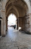 Les fortifications de Dubrovnik en Croatie. Le port. Porte du Marché aux Poissons. Cliquer pour agrandir l'image.