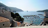 Les fortifications de Dubrovnik en Croatie. Le port. Le port de Dubrovnik vu des remparts. Cliquer pour agrandir l'image.