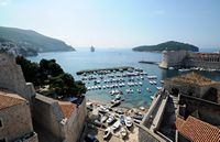 Les fortifications de Dubrovnik en Croatie. Le port. Le Ravelin et le port de Dubrovnik. Cliquer pour agrandir l'image.