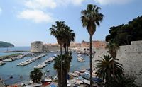 Les fortifications de Dubrovnik en Croatie. Le port. Le port de Dubrovnik vu depuis le ravelin. Cliquer pour agrandir l'image.