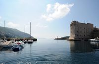 Les fortifications de Dubrovnik en Croatie. Le port. Le port de Dubrovnik et la forteresse Saint-Jean. Cliquer pour agrandir l'image.