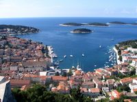 La ville de Hvar, île de Hvar en Croatie. Le port de Hvar (auteur Andres Rus). Cliquer pour agrandir l'image.