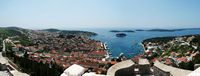La ville de Hvar, île de Hvar en Croatie. Le port de Hvar (auteur Chensiyuan). Cliquer pour agrandir l'image.