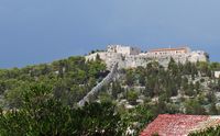 La ville de Hvar, île de Hvar en Croatie. La forteresse espagnole de Hvar (auteur Vinzz). Cliquer pour agrandir l'image.