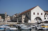 La ville de Hvar, île de Hvar en Croatie. L'arsenal et le théâtre de Hvar (auteur Schorle). Cliquer pour agrandir l'image.