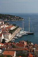 La ville de Hvar, île de Hvar en Croatie. Le port de Hvar (auteur Schorle). Cliquer pour agrandir l'image.