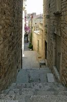 Uma rua que monta para a fortaleza espanhola de Hvar (autor Tomeq183). Clicar para ampliar a imagem.