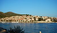 La ville de Hvar, île de Hvar en Croatie. Le port (auteur Julia). Cliquer pour agrandir l'image.