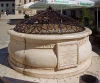 La ville de Hvar, île de Hvar en Croatie. Le puits de la Pjaca (auteur Japus). Cliquer pour agrandir l'image.