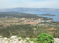 La ville de Jelsa, île de Hvar en Croatie. Jelsa vue depuis la tour de Tor (auteur Toni Drinkovic). Cliquer pour agrandir l'image.