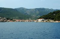 La ville de Jelsa, île de Hvar en Croatie. L'hôtel Jadran à droite du village. Cliquer pour agrandir l'image.