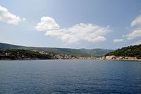 La ville de Jelsa, île de Hvar en Croatie. La ville de Jelsa vue depuis la mer. Cliquer pour agrandir l'image.