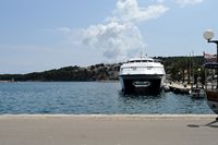 La ville de Jelsa, île de Hvar en Croatie. Le catamaran de Split. Cliquer pour agrandir l'image.