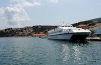 La ville de Jelsa, île de Hvar en Croatie. Le catamaran de Split. Cliquer pour agrandir l'image.