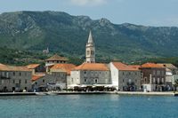 La ville de Jelsa, île de Hvar en Croatie. L'église Sainte-Marie. Cliquer pour agrandir l'image.