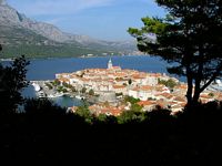 La ville de Korčula, île de Korčula en Croatie. La ville de Korčula vue depuis les hauteurs. Cliquer pour agrandir l'image.