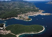 La ville de Korčula, île de Korčula en Croatie. La baie de Korčula vue depuis le ciel. Cliquer pour agrandir l'image.