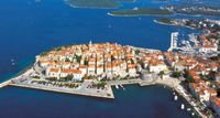 De gezien stad Korčula van vliegtuig. Klikken om het beeld te vergroten.