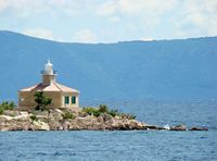 La ville de Makarska en Croatie. Le phare Saint-Pierre. Cliquer pour agrandir l'image.