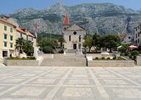 La ville de Makarska en Croatie. La place Kačić. Cliquer pour agrandir l'image.