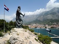 La ville de Makarska en Croatie. La statue de saint Pierre. Cliquer pour agrandir l'image.