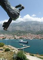 La ville de Makarska en Croatie. La statue de saint Pierre. Cliquer pour agrandir l'image.