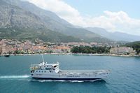 La ville de Makarska en Croatie. Le ferry de Makarska à Sumartin. Cliquer pour agrandir l'image.