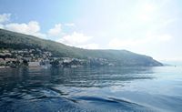 Ploce visto desde a embarcação de Lokrum. Clicar para ampliar a imagem.