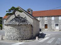 La ville de Nerežišća, île de Brač en Croatie. La chapelle Saint-Pierre (auteur Marijan). Cliquer pour agrandir l'image.