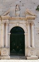 La ville d'Omiš en Croatie. La façade de l'église Saint-Michel d'Omiš. Cliquer pour agrandir l'image.