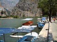 The starting quay of the boat-taxis with Omis (OnkelJohn author). Click to enlarge the image.